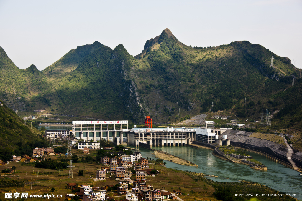 依山旁水