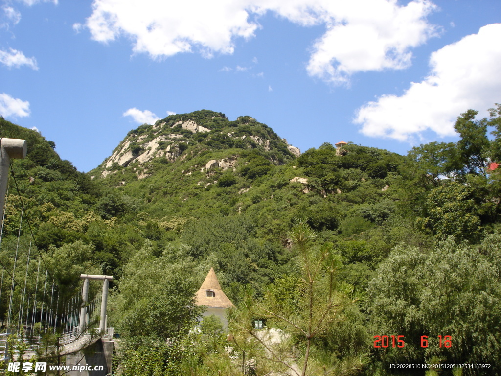 青山 绿树 吊桥