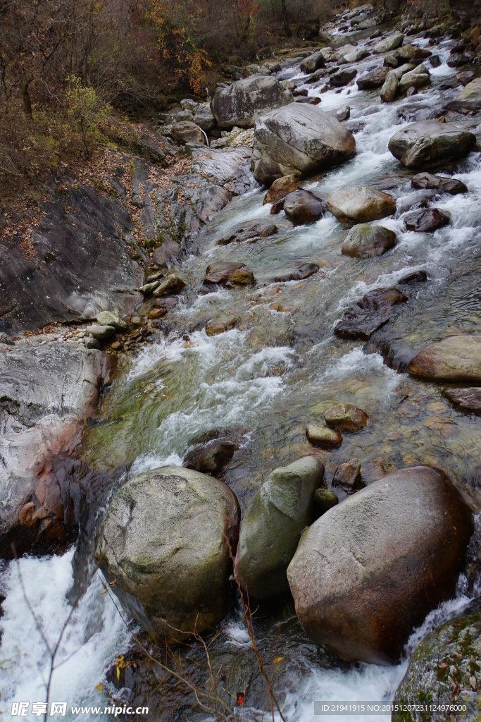 山涧溪水