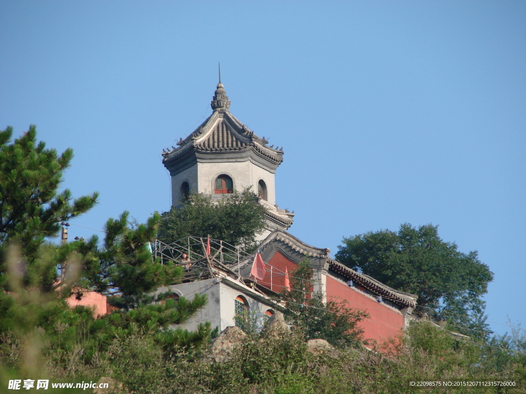 红墙白塔