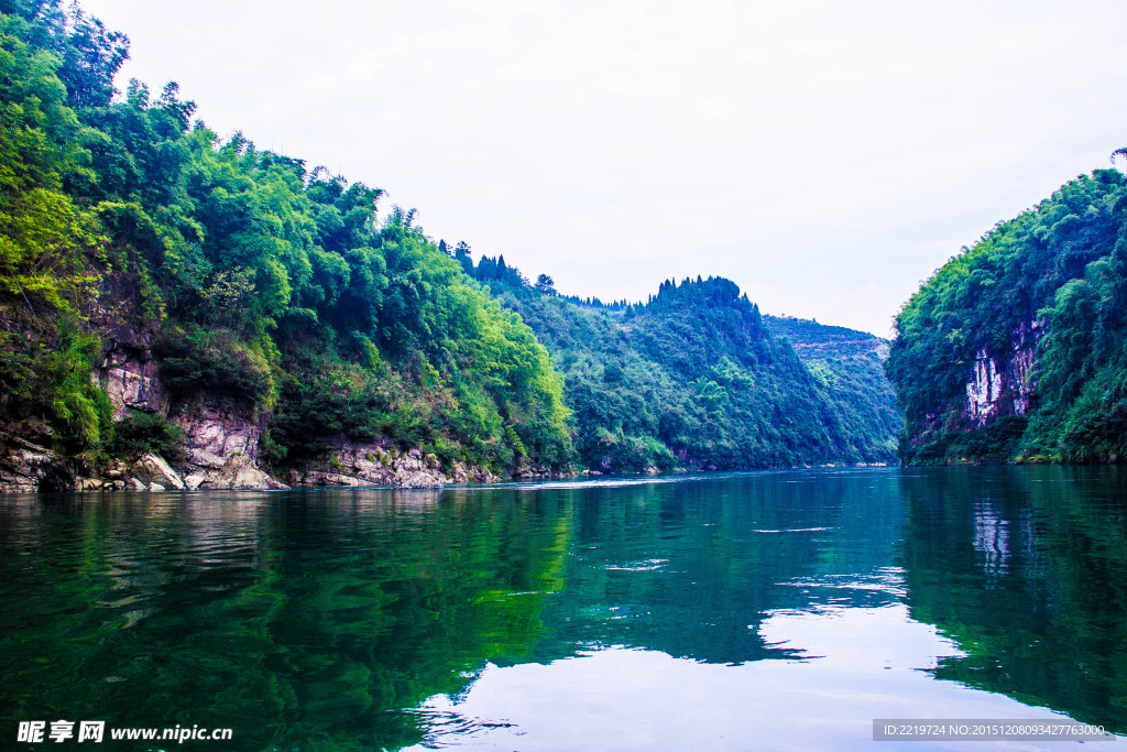 酉水河碧波