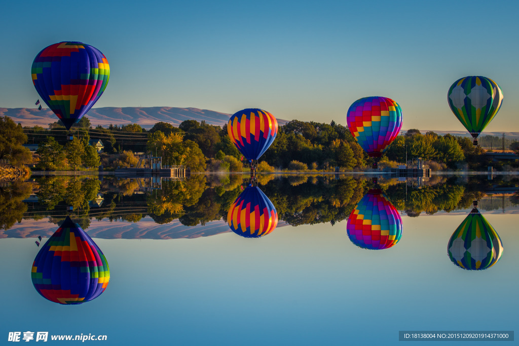 湖上的热气球