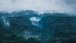 山间晨雾
