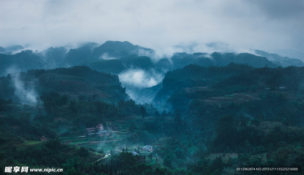 山间晨雾