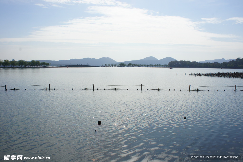 远山 湖水