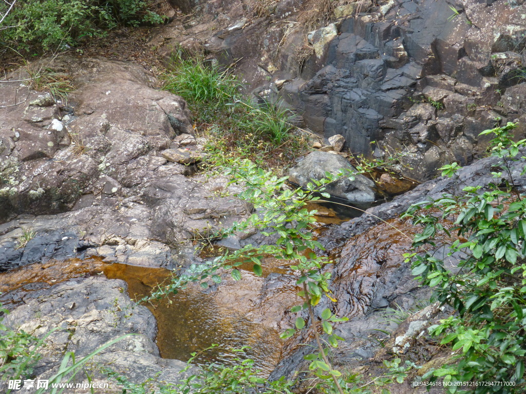 山石溪水