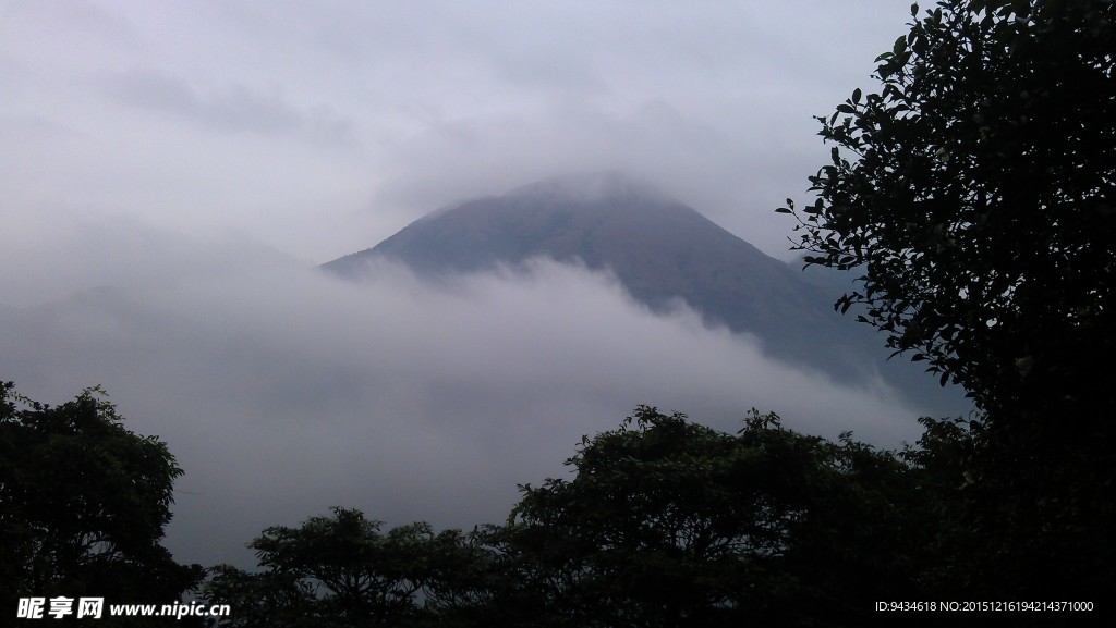 山色 朦胧