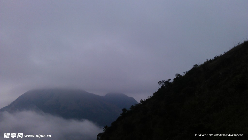山色 朦胧