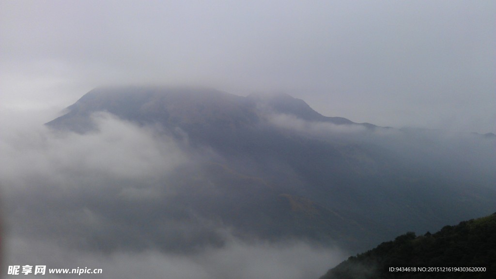 山色 朦胧