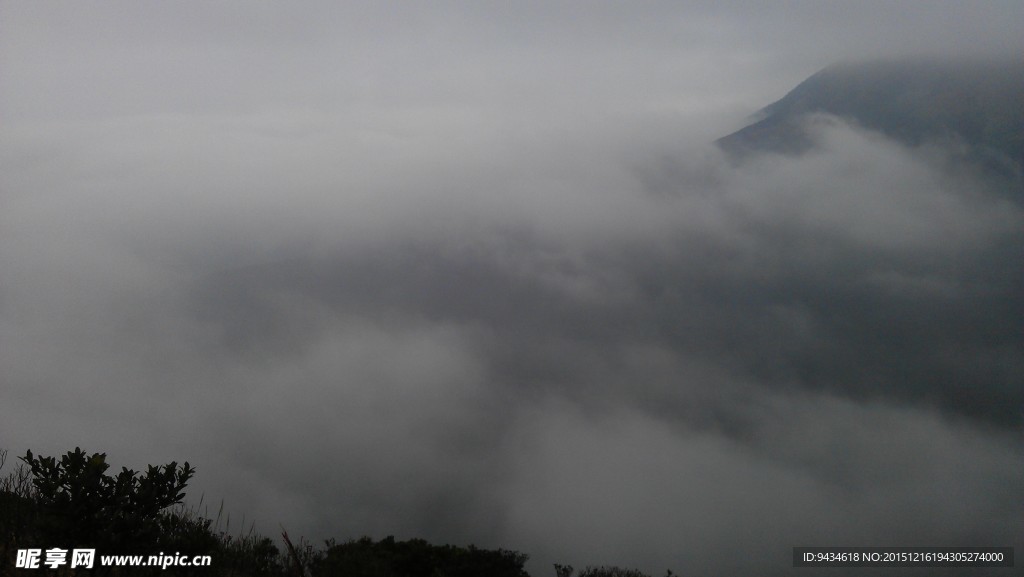 山色 朦胧
