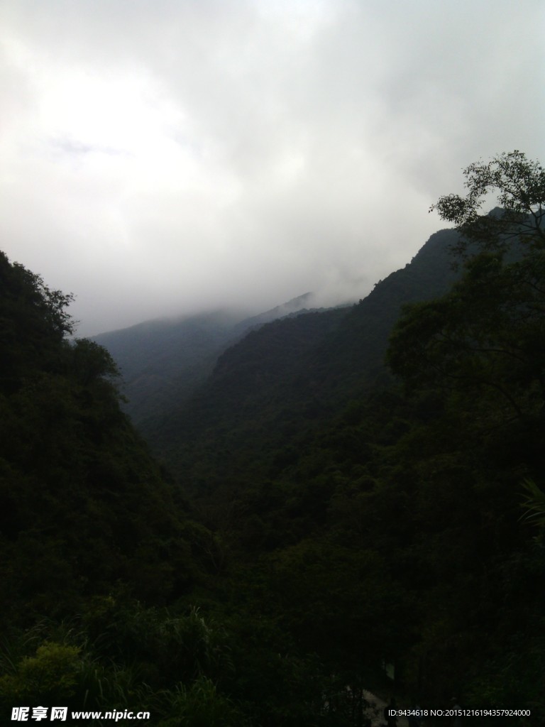 山色 朦胧