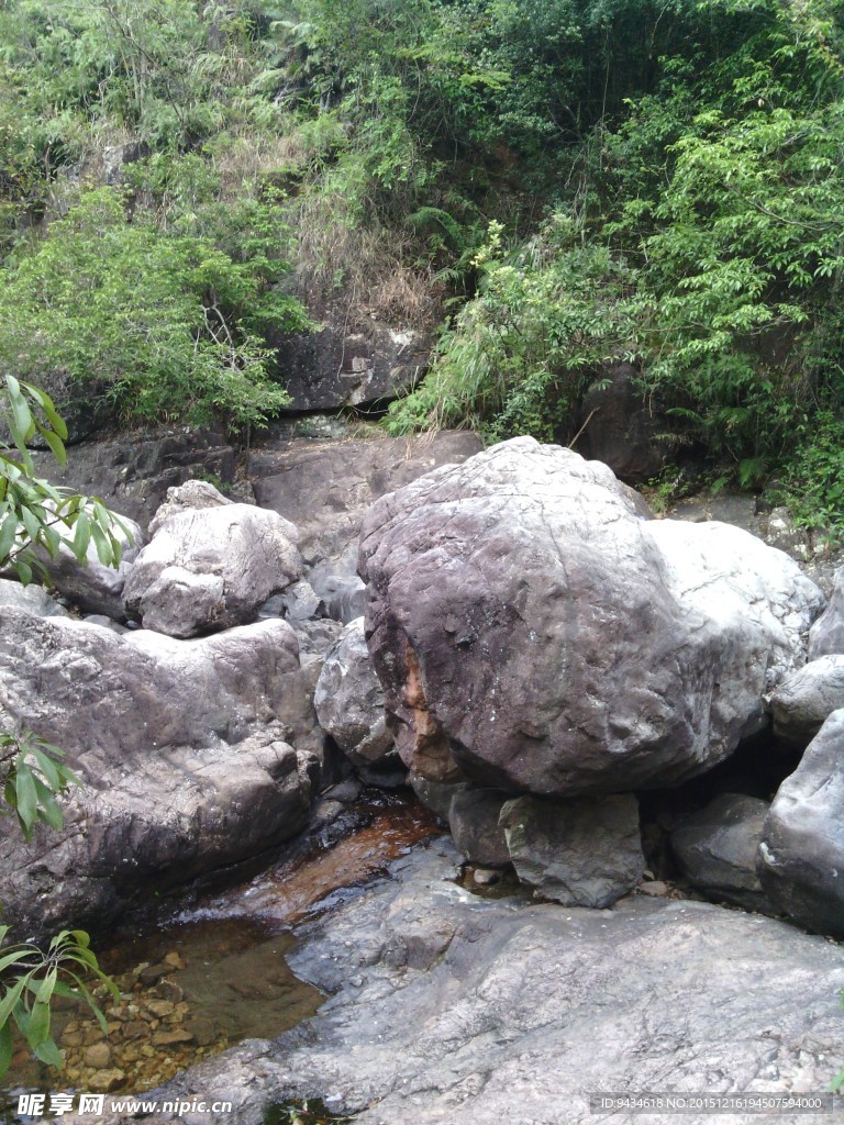 山石溪水