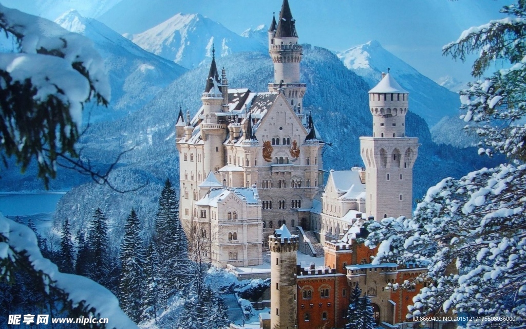 冬天雪山上漂亮的城堡