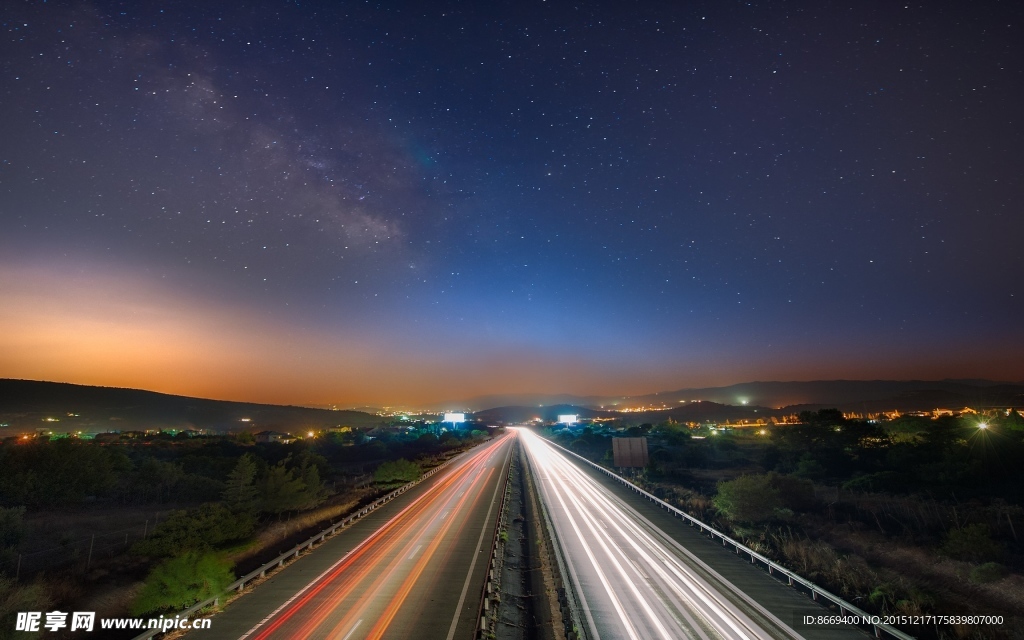 夜晚星空下的交通道路