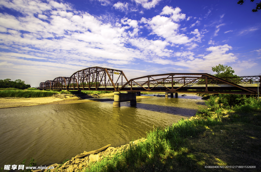 美国天空下的河流桥梁