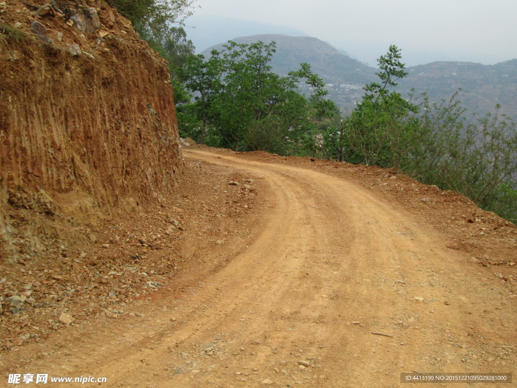 鲁甸灾区 黄泥山路