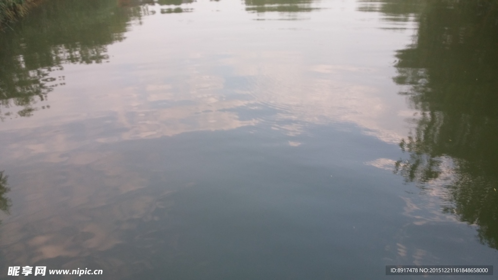 湖面倒影