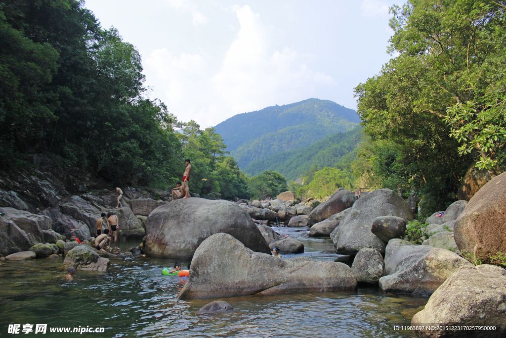 盛夏山涧