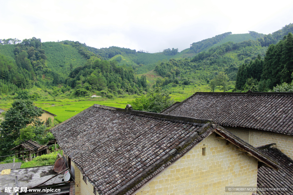 山村瓦房