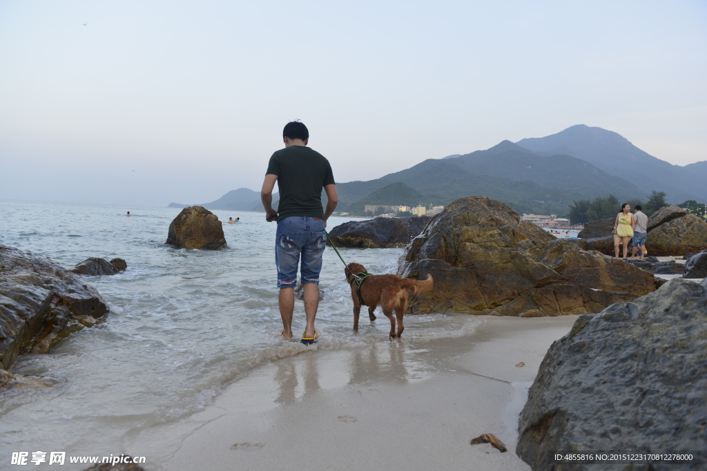 海边遛狗