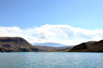蓝天白云下的高山湖