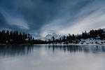 雪山湖水