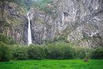 山间瀑布