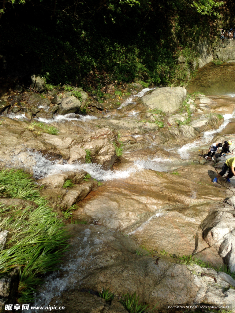 山间溪水