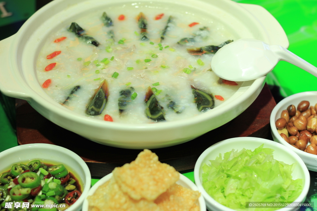 圆煲砂锅皮蛋瘦肉粥