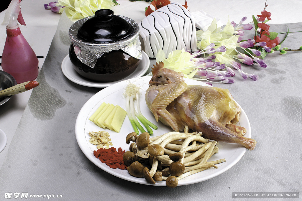 茶树菇煨土鸡