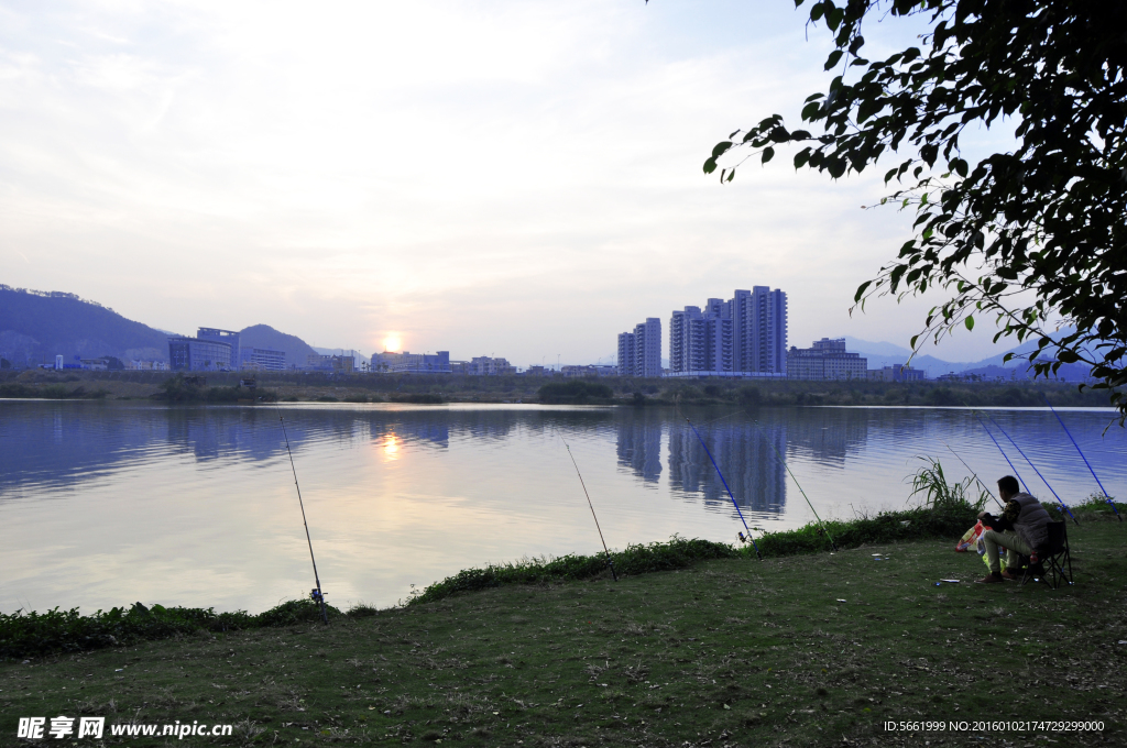 黄昏溪流两岸风景