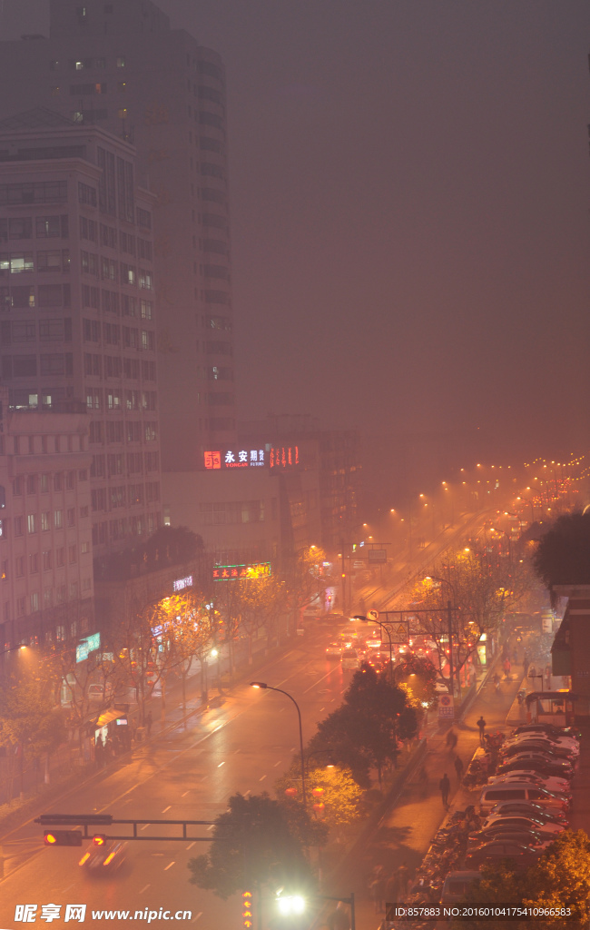 雾霾笼罩的城市夜景