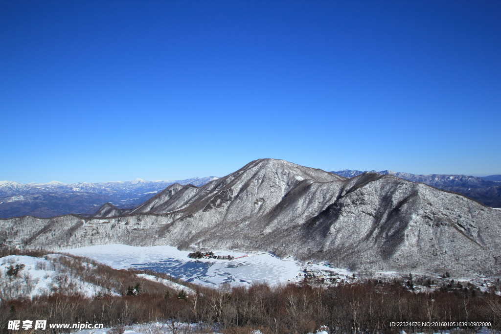 远山与村落