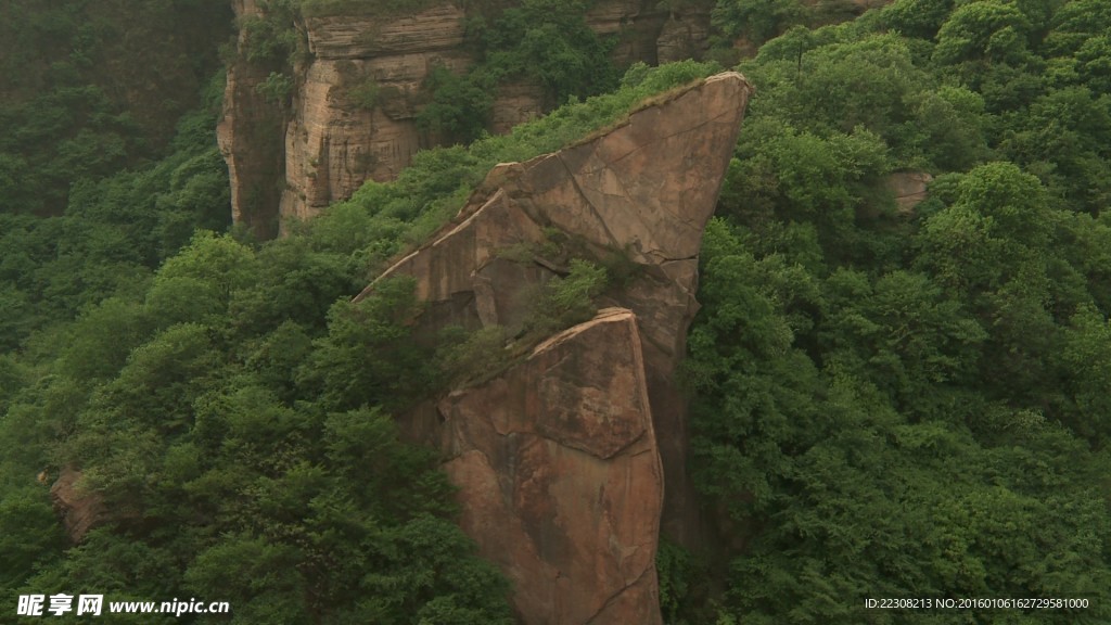 春景山峰