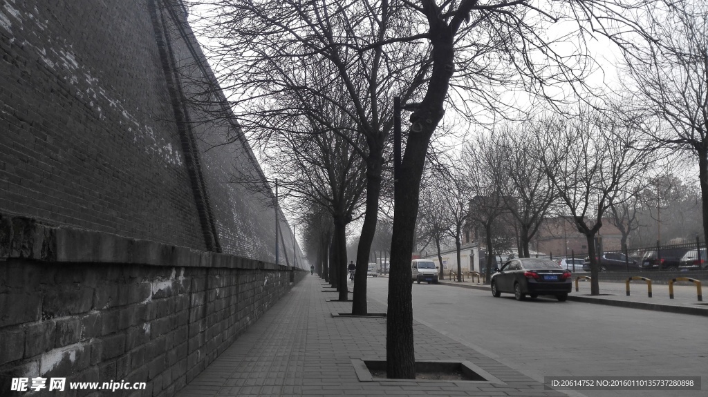 城墙下的道路