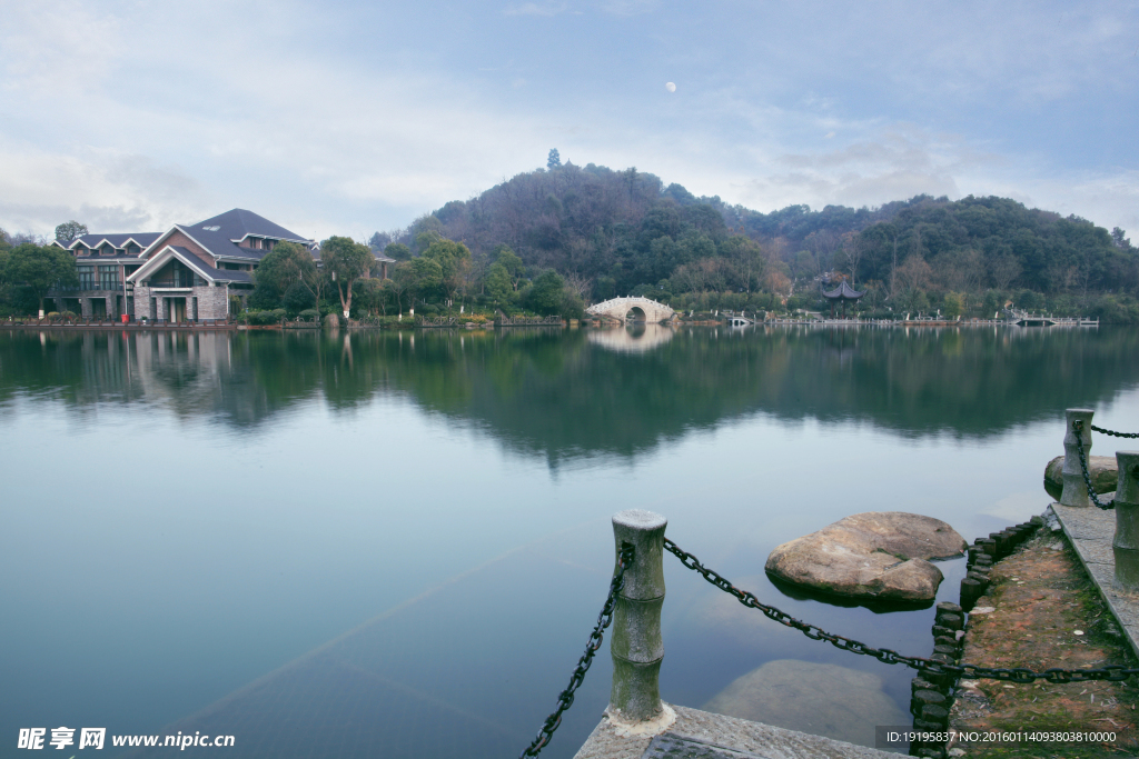 公园湖景