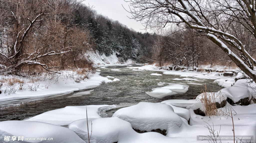 雪景小溪