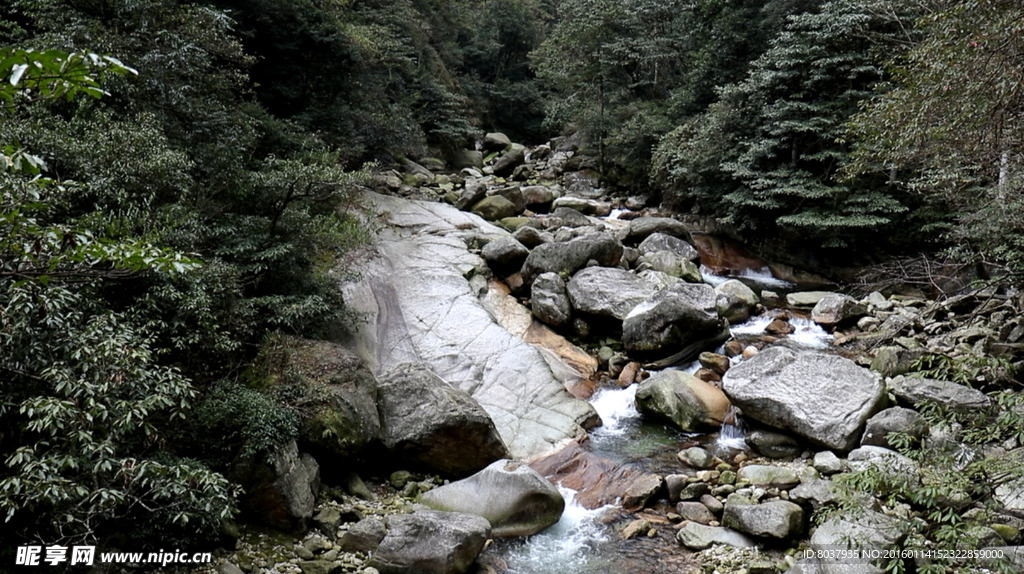 山涧溪水