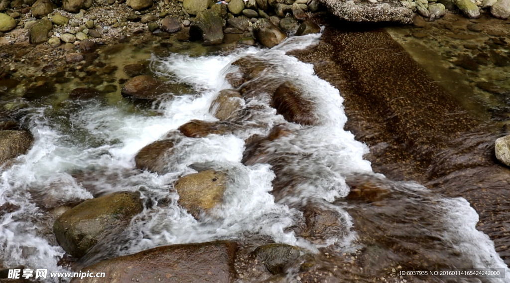 山涧溪水