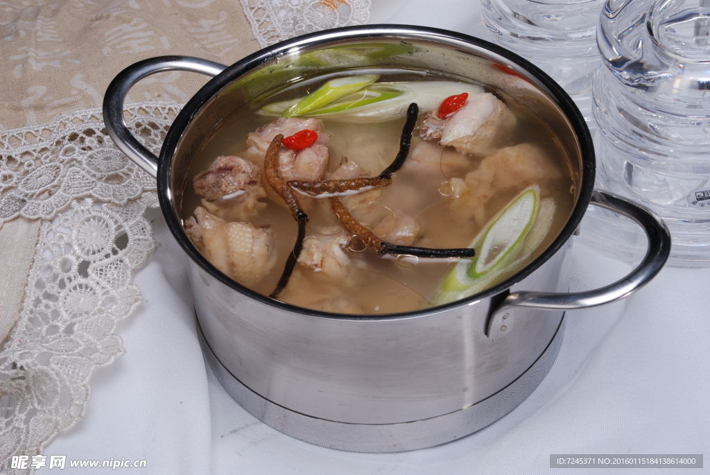 虫草煲乳鸽