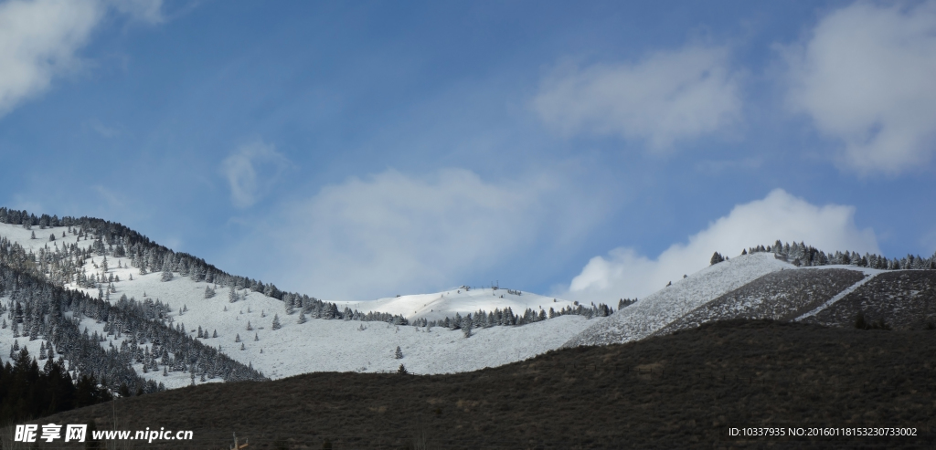 连绵雪山全景