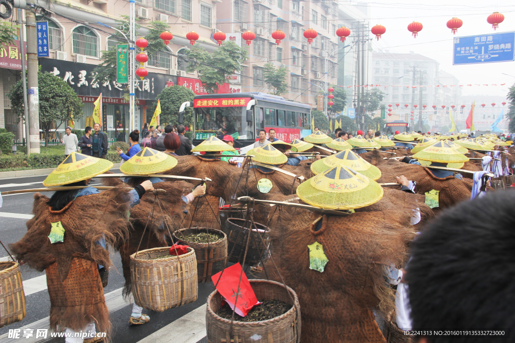 蓑衣斗笠担茶叶路拍