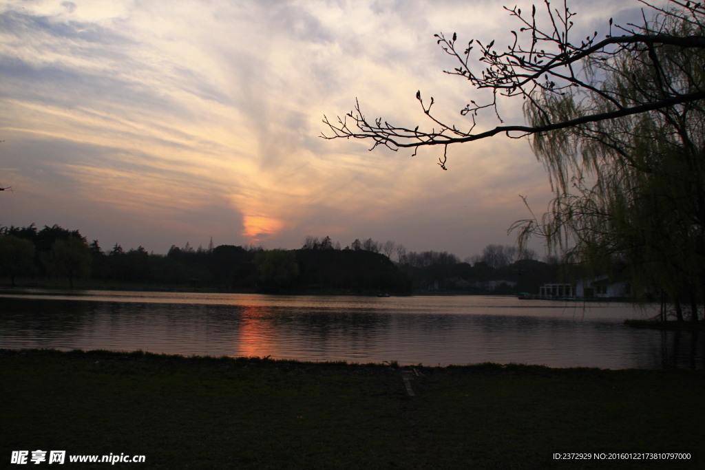 夕阳下的湖畔