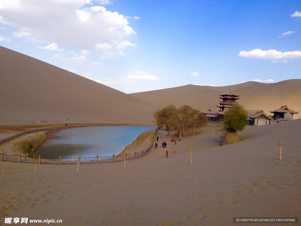 甘肃敦煌鸣沙山月牙泉景区