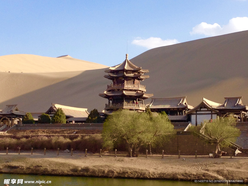 甘肃敦煌鸣沙山月牙泉景区