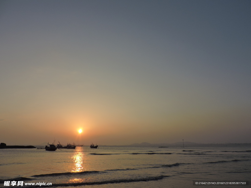 波浪与夕阳下的船们