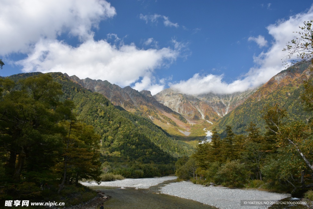 高山云岭风景图片