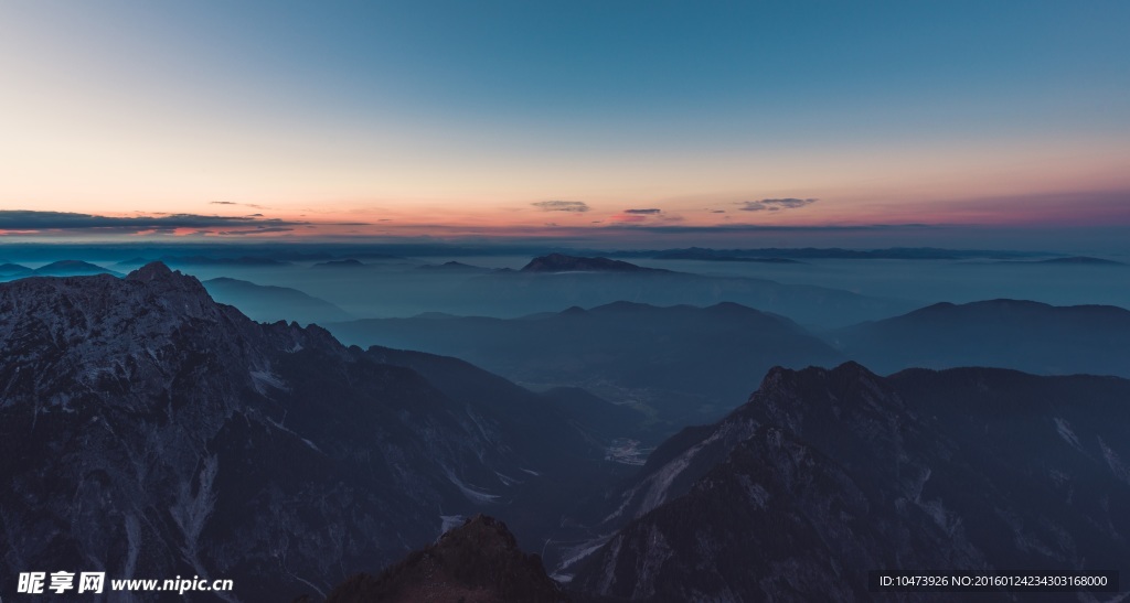 起伏山峦风景图片