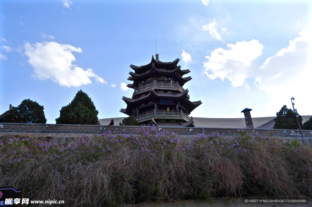 甘肃敦煌鸣沙山月牙泉景区