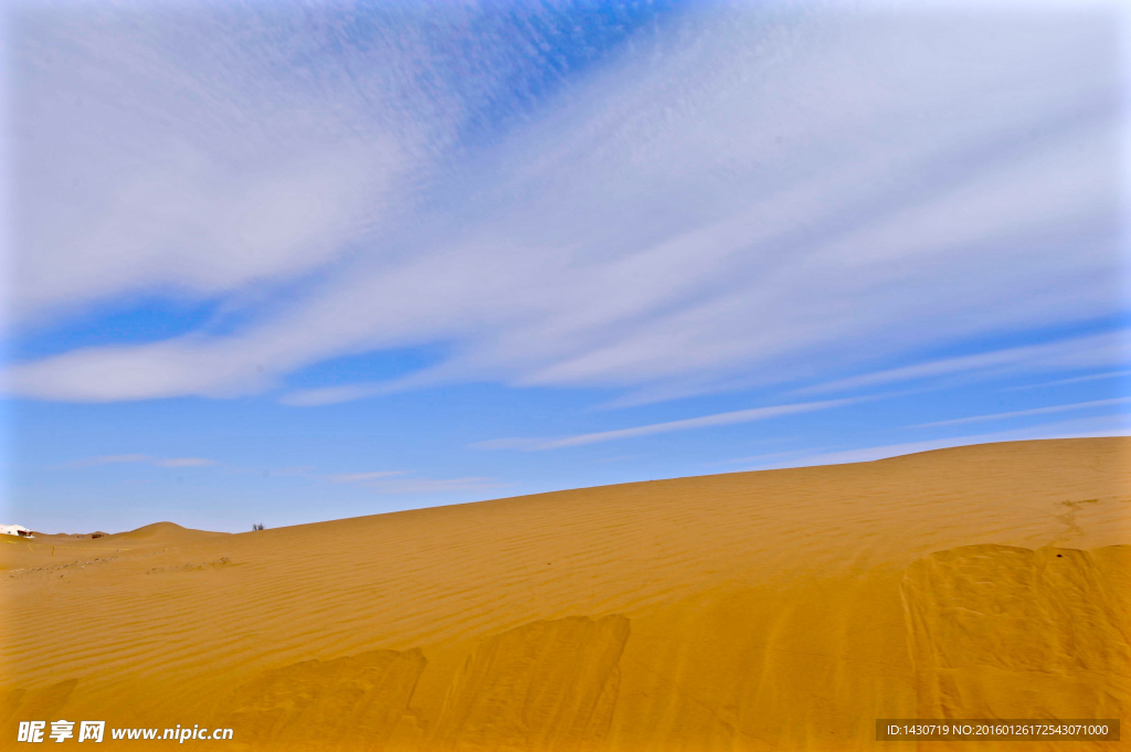 蓝天白云与金色的沙漠